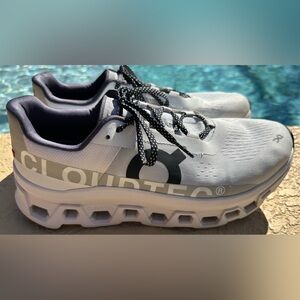 On Running Cloudmonster Cushioned White Black 61.98434 Running Shoes Size 11 VGC